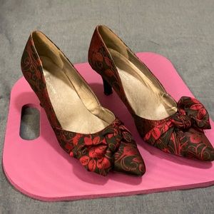 Woman’s size 8.5 low heel. Only used twice